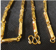 Men imitate gold necklaces